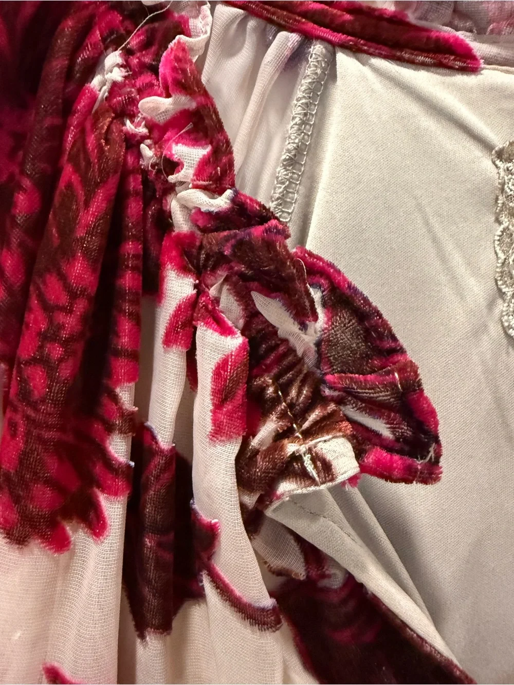 Bloomingdale’s Cupio Red Floral Burnout Ruffle Blouse on Cream size Large - Picture 14 of 16